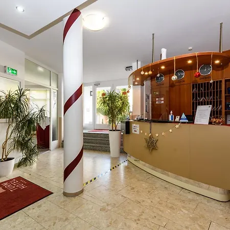 מלון Turmhotel Rhein-main 4*